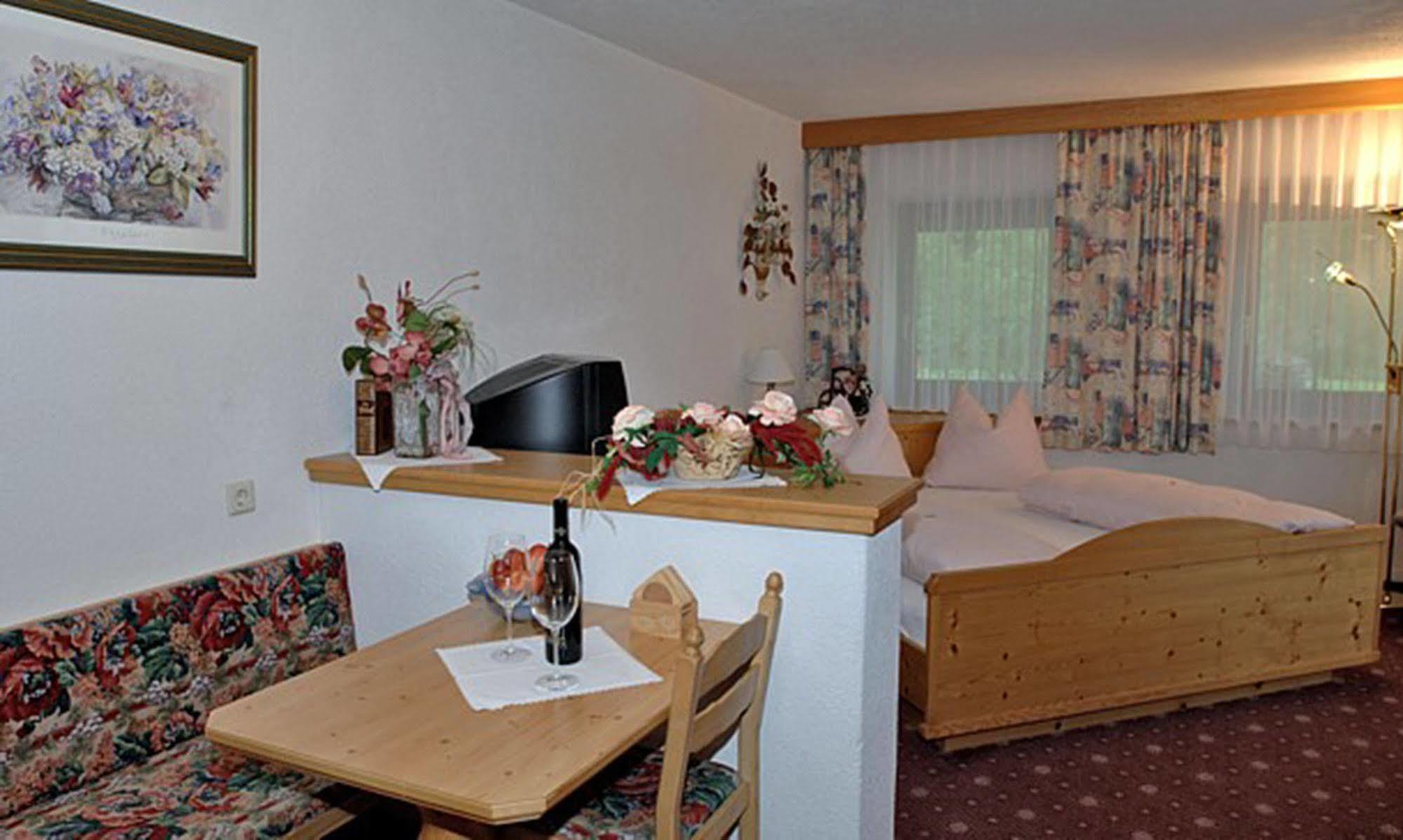 Pension Und Apartments Landhaus Marie Leutasch Eksteriør billede