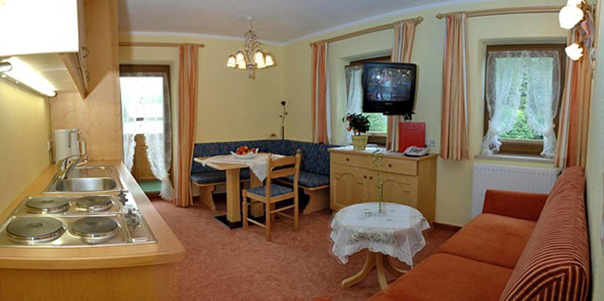 Pension Und Apartments Landhaus Marie Leutasch Eksteriør billede